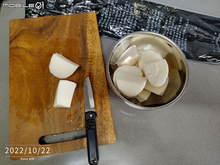 山藥排骨湯/哈啊 ,熟了。看起來像似白蘿蔔