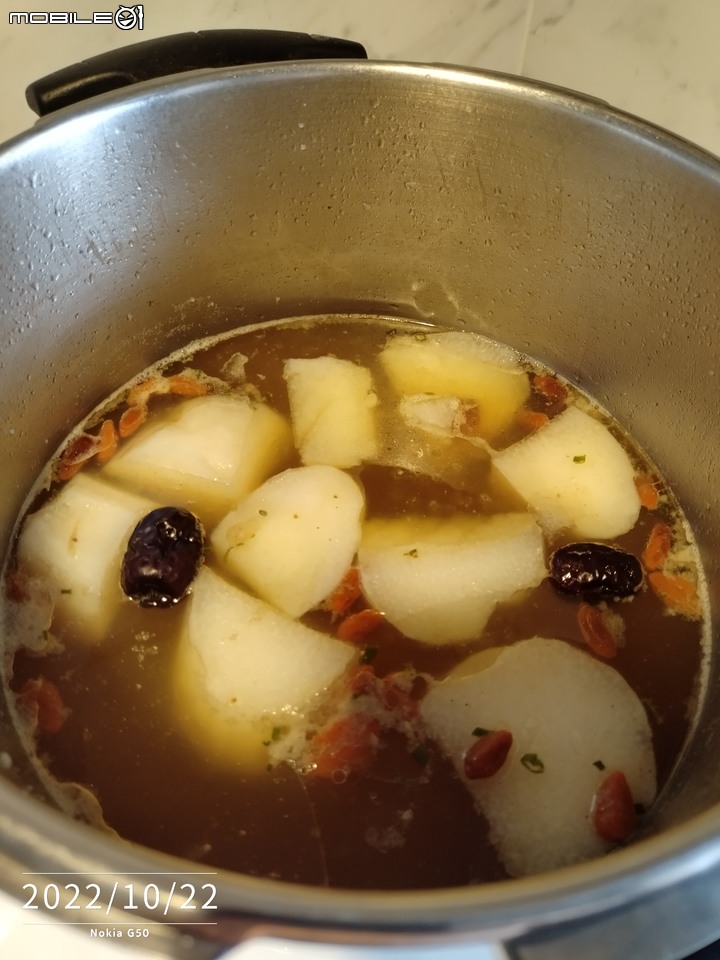 山藥排骨湯/哈啊 ,熟了。看起來像似白蘿蔔