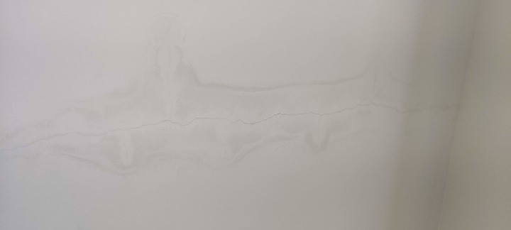 廁所牆壁外水痕
