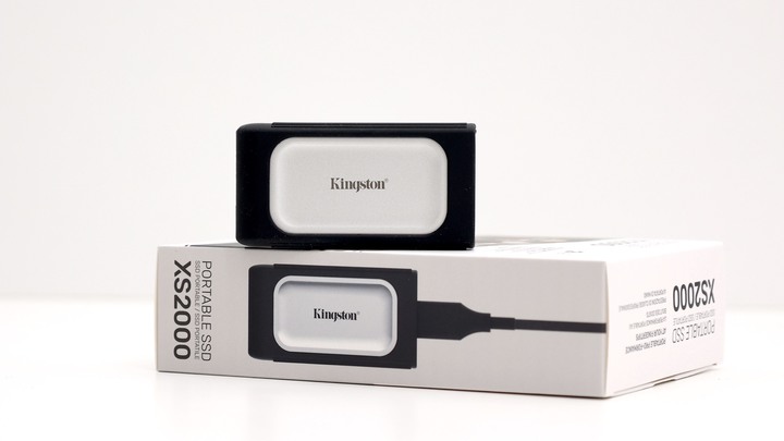 點我看大圖 Kingston XS2000 極速 USB3.2 Gen2 x2 20Gbps 卻有極致小巧體積。有機會與 Thunderbolt 一戰?