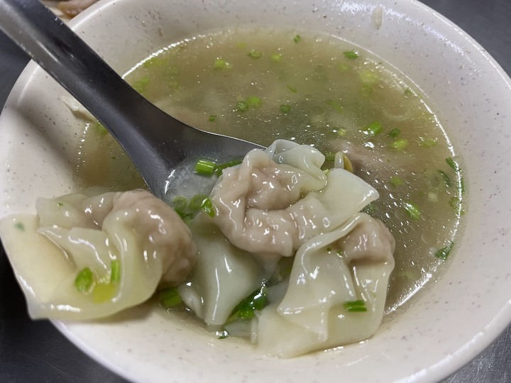 [食記] 長腳麵食，台灣基隆仁愛，香Q好吃廣東麵配上鹹鮮夠味餛飩湯！