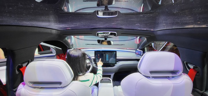 鴻海科技日新發表車款照片分享
