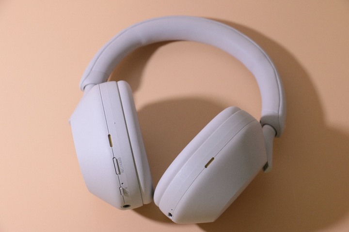 Sony WH-1000XM5 開箱,與使用兩年多的 WH-1000XM4 相比進步不少!