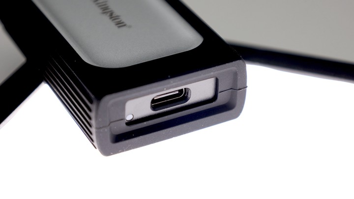 點我看大圖 Kingston XS2000 極速 USB3.2 Gen2 x2 20Gbps 卻有極致小巧體積。有機會與 Thunderbolt 一戰?