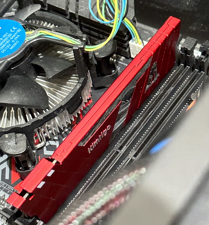 金泰克 速虎 T4及貪狼星 Wolfrine 兩款 DDR4 8GB 散熱片 記憶體
