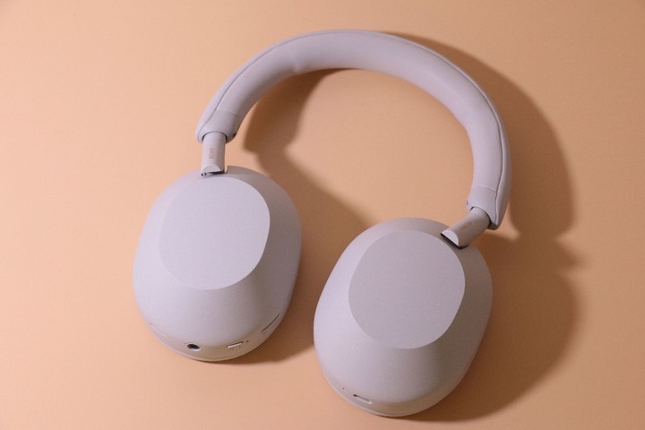 Sony WH-1000XM5 開箱,與使用兩年多的 WH-1000XM4 相比進步不少!