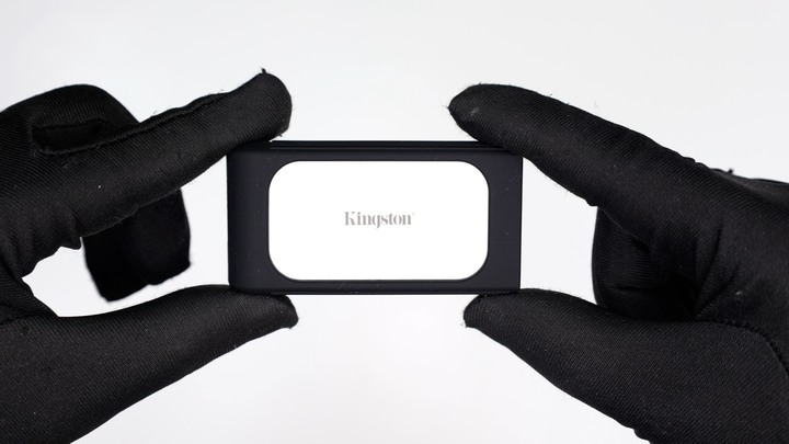 點我看大圖 Kingston XS2000 極速 USB3.2 Gen2 x2 20Gbps 卻有極致小巧體積。有機會與 Thunderbolt 一戰?