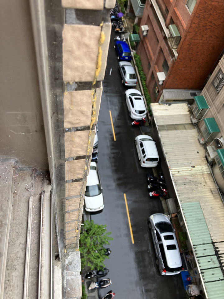 求救--窗框漏水之修了快一年還沒好