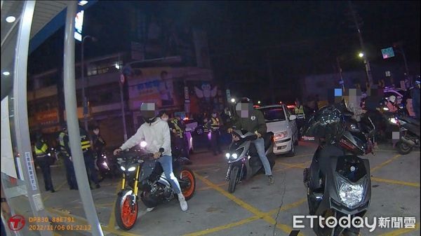 32人深夜車聚有夠吵!台中警大膽用槍上膛壓制路人狂讚:好帥!