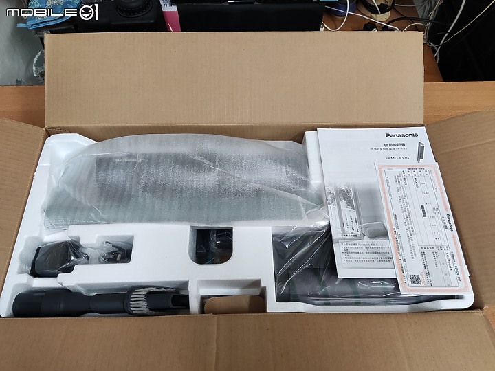 【 體驗分享 】Panasonic MC-A13G 羽量級無線吸塵器，極致輕巧天天打掃也不累！