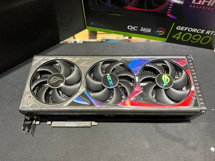 ASUS ROG Strix GeForce RTX™ 4090 OC 超頻版 16GB GDDR6X輕度開箱;卡皇中的卡皇
