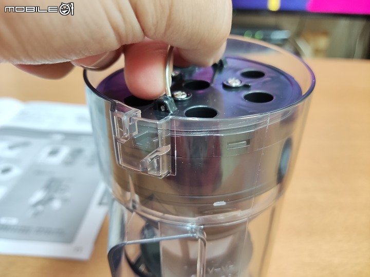 【 體驗分享 】Panasonic MC-A13G 羽量級無線吸塵器，極致輕巧天天打掃也不累！