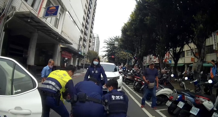 高雄男違停被拖竟撕封條！大喊「叫警察來啦」網笑：一直都在