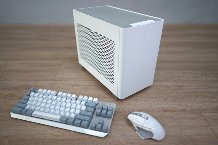點我看大圖 13900K+RTX4090風冷ITX打造銀白Mac風遊戲機 《白銀戰姬》 by NR200 + G502 X Lightspeed + ROG Strix Scope NX TKL