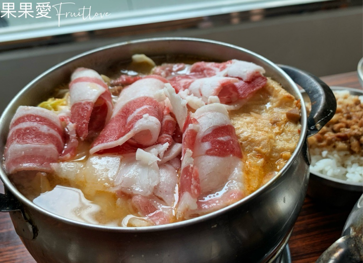 點我看大圖 台中美食-校園周邊美食,鍋料多很豐富,附的肉燥飯更是一絕