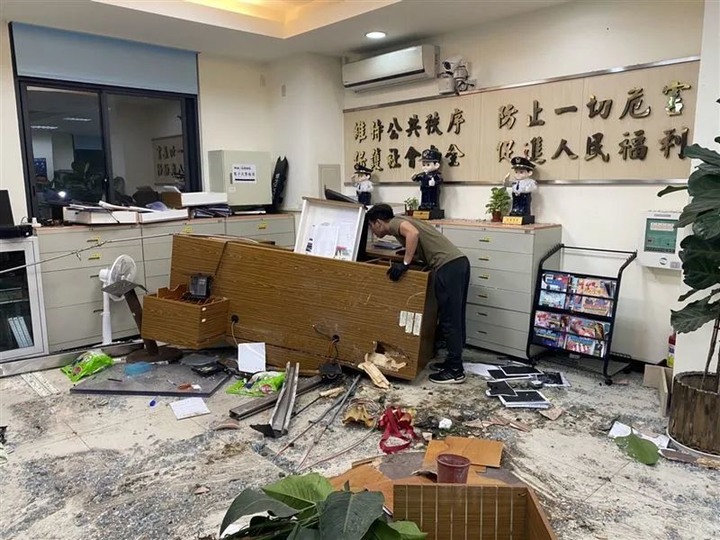爛醉男飛車撞進派出所「值班台全毀」!警傻眼:你怎麼可能開的進來?