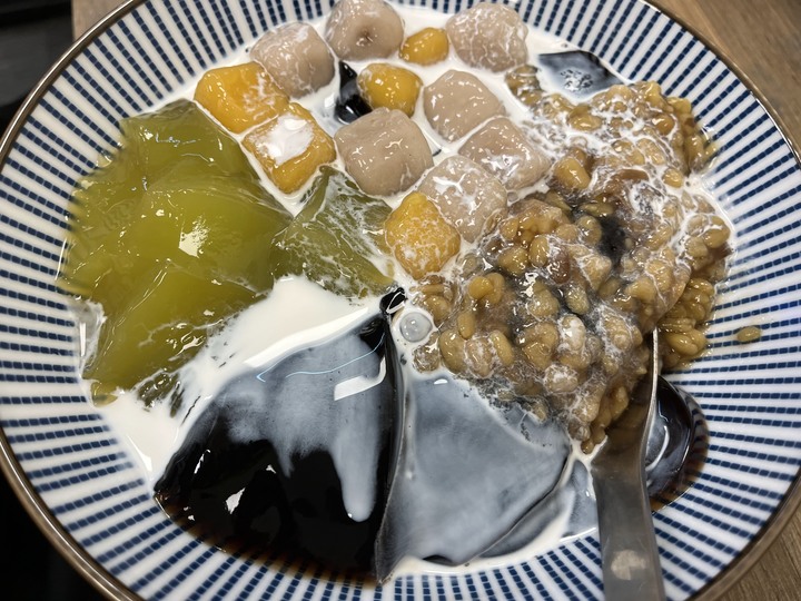 [日記] 日光複合式美髮甜品店，台灣基隆中正，香濃仙草冰搭配仙草凍及桂圓紫米！