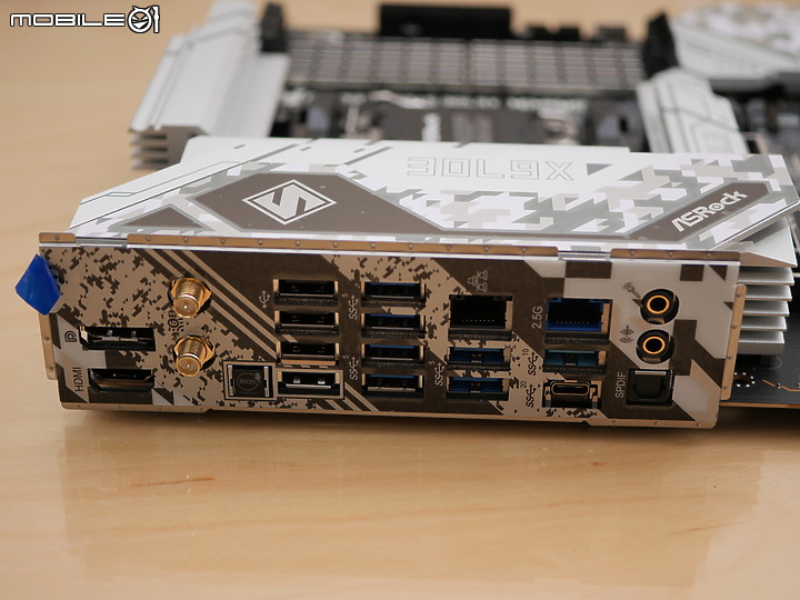 點我看大圖 銀白風格 X670E Steel Legend WiFi 開箱