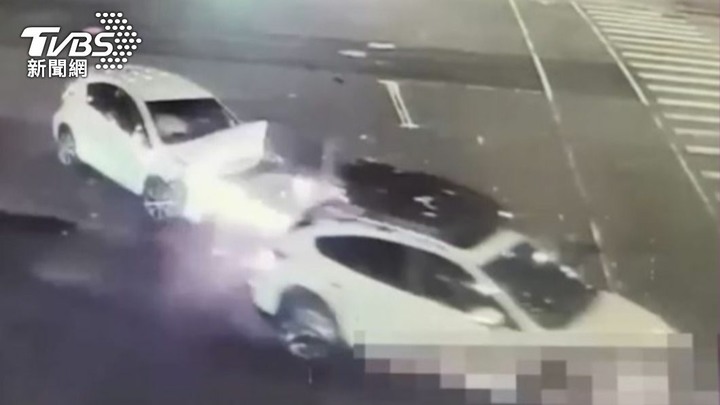 女租iRent違規左轉！撞車害失控衝人行道兩車車頭全爛
