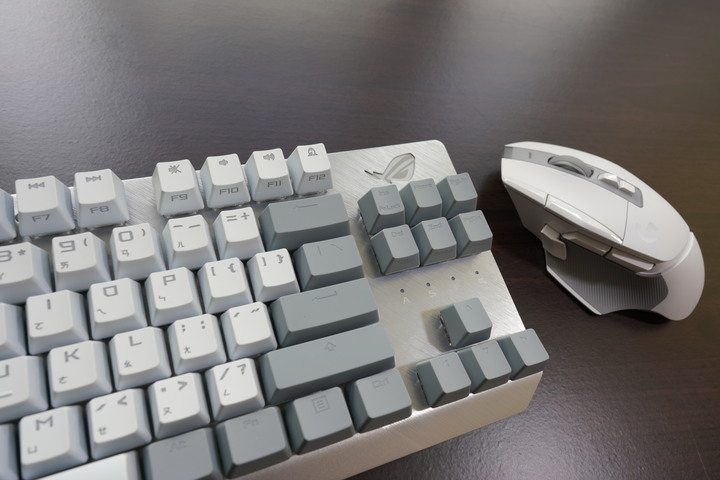 點我看大圖 13900K+RTX4090風冷ITX打造銀白Mac風遊戲機 《白銀戰姬》 by NR200 + G502 X Lightspeed + ROG Strix Scope NX TKL