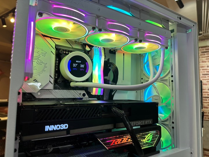【RTX 4090 + 13900K】組一台需要我吃泡麵的主機