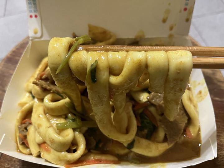 [食記] 鴻銘快炒，台灣新北樹林，香氣十足又軟Q的咖哩牛肉炒粄條！