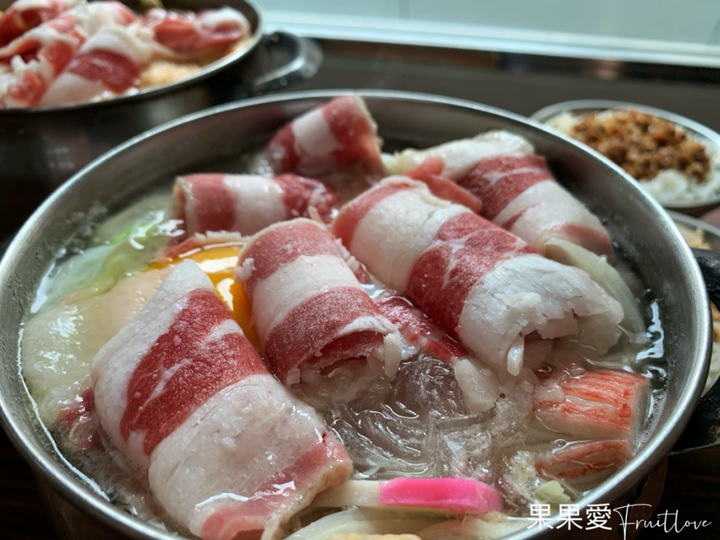 點我看大圖 台中美食-校園周邊美食,鍋料多很豐富,附的肉燥飯更是一絕
