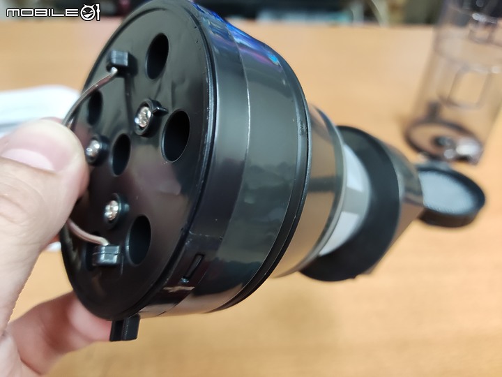 【 體驗分享 】Panasonic MC-A13G 羽量級無線吸塵器，極致輕巧天天打掃也不累！
