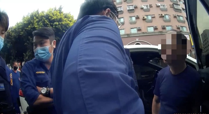 高雄男違停被拖竟撕封條！大喊「叫警察來啦」網笑：一直都在