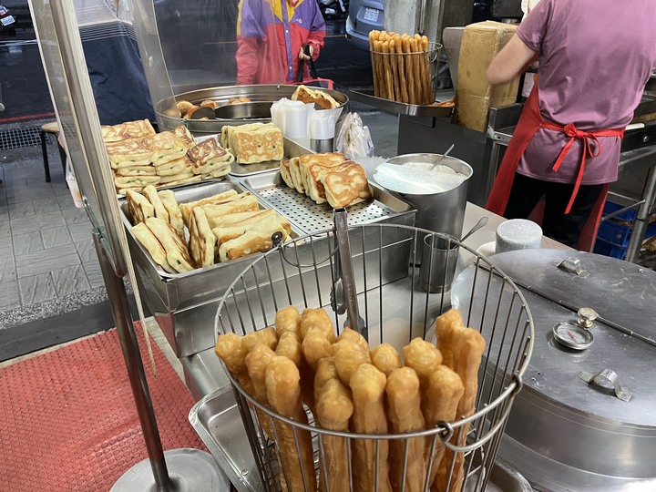 [食記] 一口酥餅舖，台灣新北瑞芳，軟厚蔥燒餅夾蛋配上焦香黑芝麻豆漿！