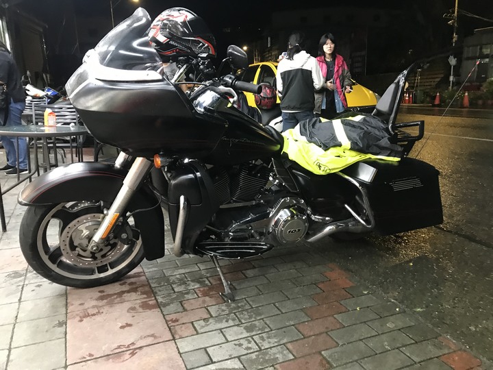 哈雷鯊魚頭一夜環島 千里返鄉投票