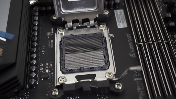 【開箱】武德充沛!BIOSTAR 映泰 X670E VALKYRIE 女武神旗艦開箱體驗