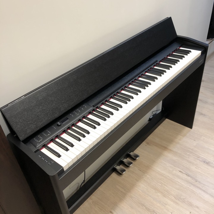 人生第一台電鋼琴就獻給Roland 的了