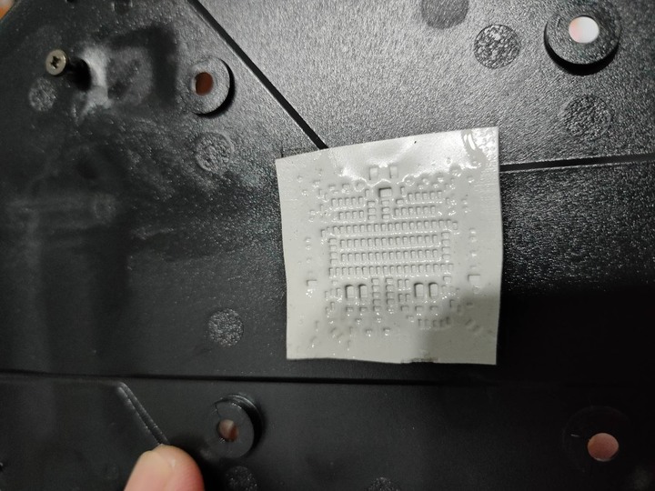 點我看大圖 自從我把 顯卡 塑膠背板 拆掉之後 溫度更低了 也不會熱當