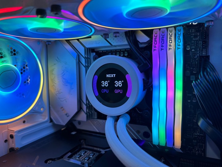【RTX 4090 + 13900K】組一台需要我吃泡麵的主機