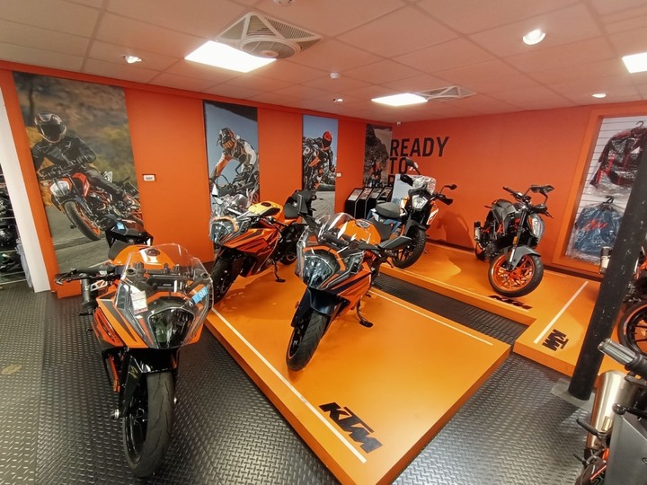 想買390Duke,要公司貨?水貨?兩家看車的心得