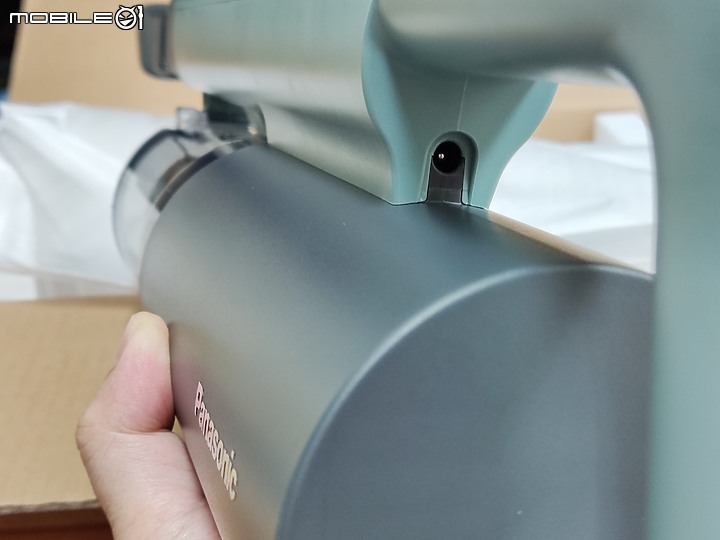 【 體驗分享 】Panasonic MC-A13G 羽量級無線吸塵器，極致輕巧天天打掃也不累！