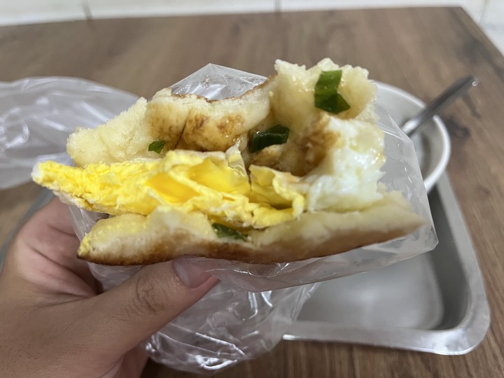 [食記] 一口酥餅舖，台灣新北瑞芳，軟厚蔥燒餅夾蛋配上焦香黑芝麻豆漿！