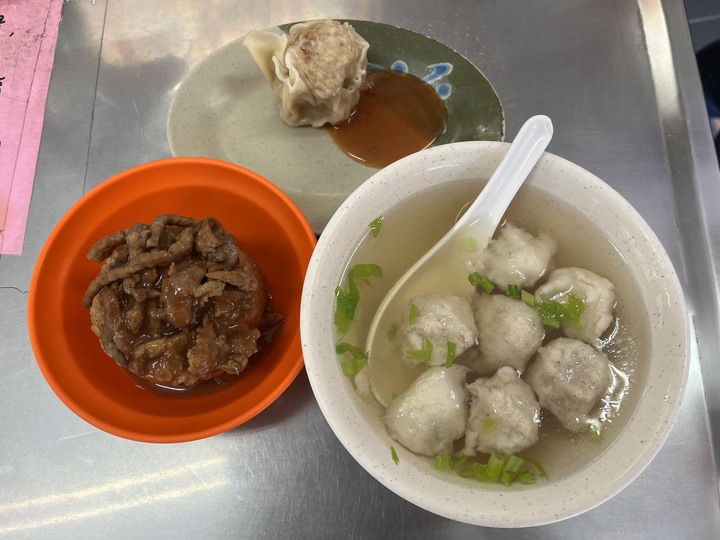 [食記] 台灣小吃旗魚麵線旗魚湯，台灣基隆中正，清甜旗魚湯配上香Q筒仔米糕！