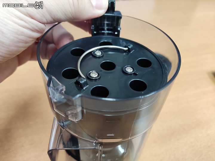 【 體驗分享 】Panasonic MC-A13G 羽量級無線吸塵器，極致輕巧天天打掃也不累！