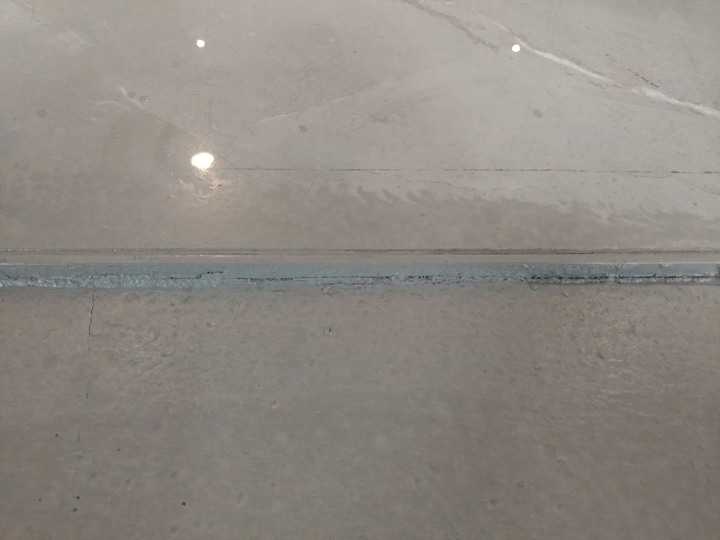 磁磚跟水泥地高低不平