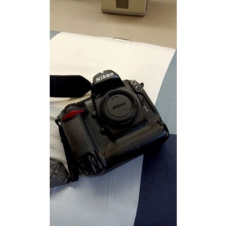 請問nikon d2x可買那個鏡頭使用