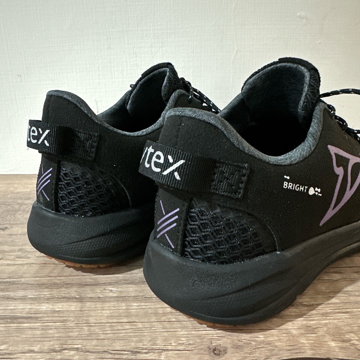 新買的鞋~露營追小孩必備