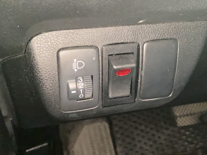 請問Honda fit左側開關的用途