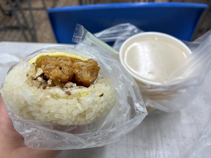 [食記] 延平街口傳統早餐店，台灣基隆仁愛，滿滿碎豆干大份量蛋餅總匯！