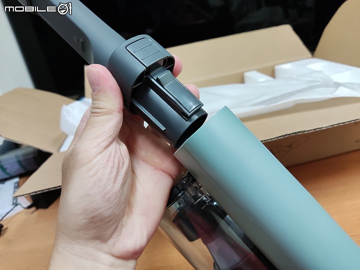 【 體驗分享 】Panasonic MC-A13G 羽量級無線吸塵器，極致輕巧天天打掃也不累！