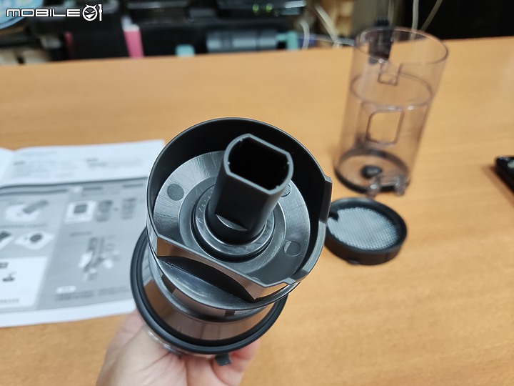 【 體驗分享 】Panasonic MC-A13G 羽量級無線吸塵器，極致輕巧天天打掃也不累！