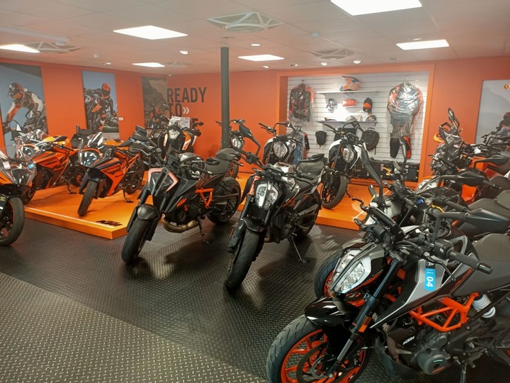 想買390Duke,要公司貨?水貨?兩家看車的心得
