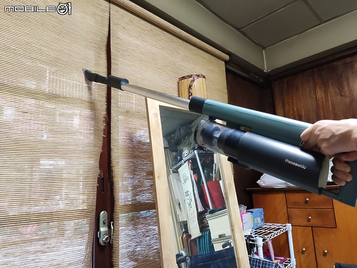 【 體驗分享 】Panasonic MC-A13G 羽量級無線吸塵器，極致輕巧天天打掃也不累！