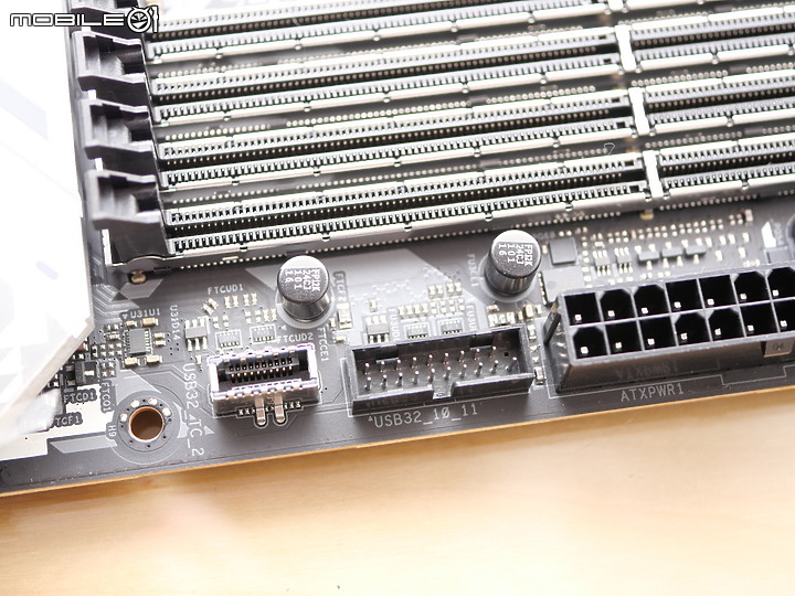 點我看大圖 銀白風格 X670E Steel Legend WiFi 開箱